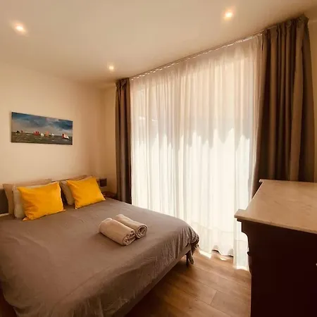 Bright Airy Family Style 7 Min Walk To *