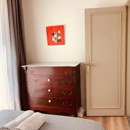 Bright Airy Family Style 7 Min Walk To *